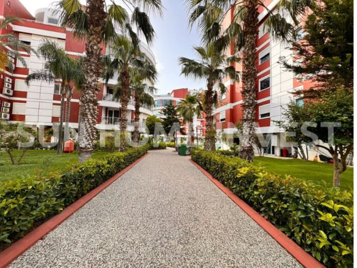 1 Antalya Konyaaltı Liman mahallesinde 2 havuzlu satılık 2+1 daire - Image 1